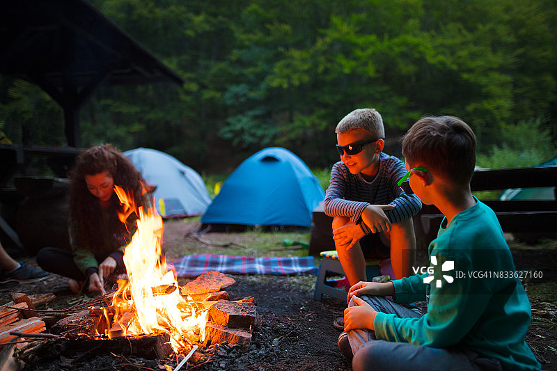 幸福的一家去露营图片素材