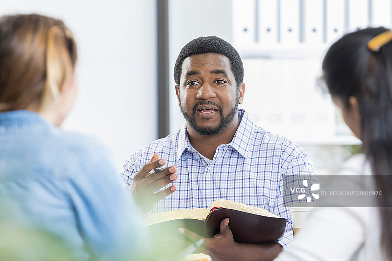 自信的商人在办公室进行学习图片素材