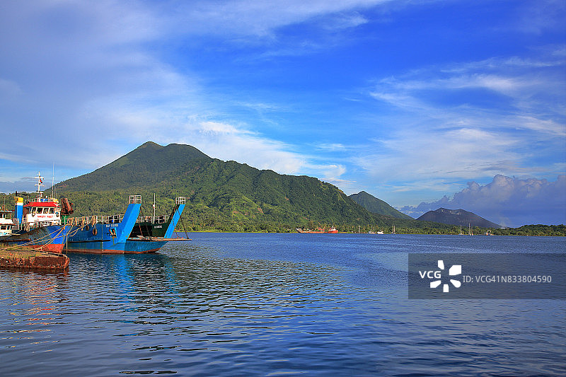 巴布亚新几内亚腊包尔港口及周边火山图片素材