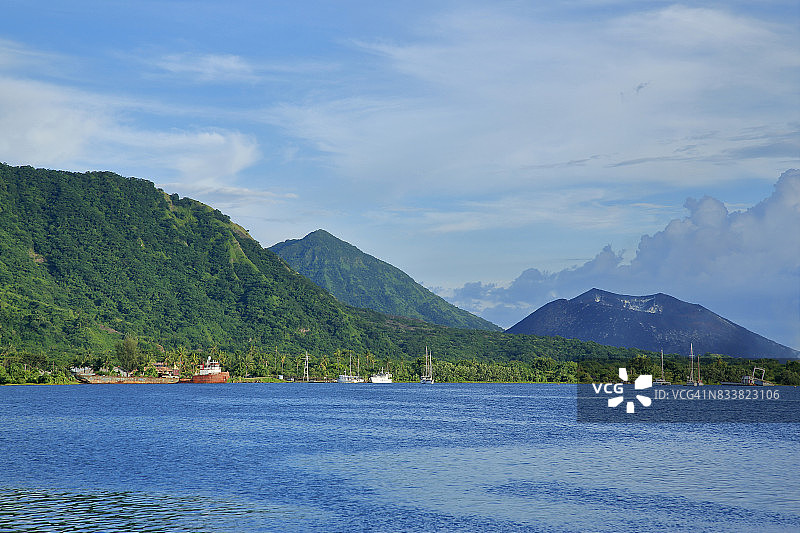 巴布亚新几内亚腊包尔港口及周边火山图片素材