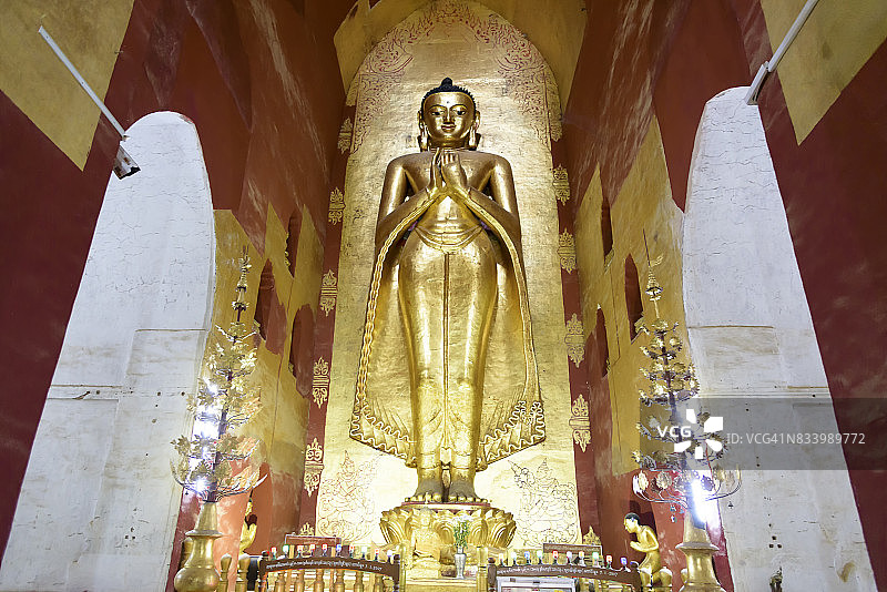 缅甸曼德勒寺庙内的金色佛像图片素材