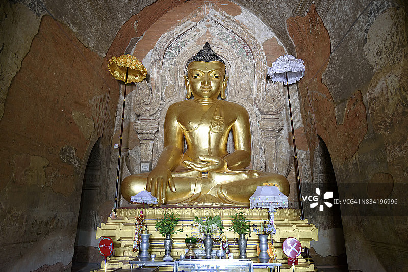 缅甸曼德勒寺庙内的金色佛像图片素材
