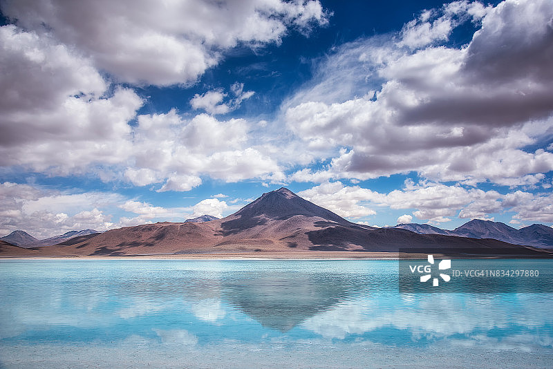 玻利维亚爱德华多·阿瓦罗安第斯动物保护区，利坎卡布尔火山锥和绿色泻湖的倒影图片素材