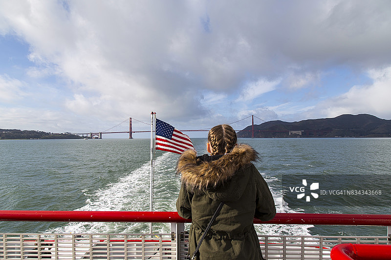 女孩在渡海时从船尾向外看图片素材