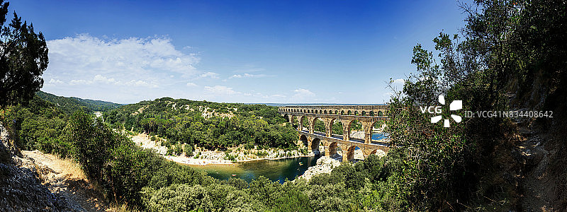 加尔桥全景：古罗马水道桥横跨加尔东河图片素材