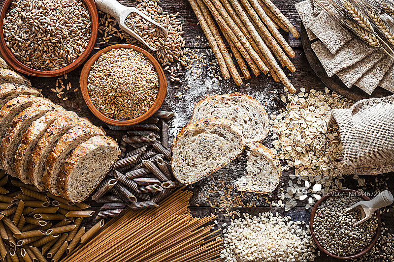 乡村木桌上的全麦食品静物图片素材