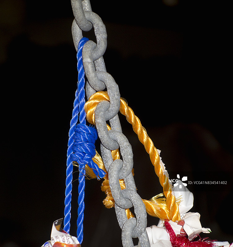欧洲希腊罗德岛尼龙绳系在钢锚链上图片素材
