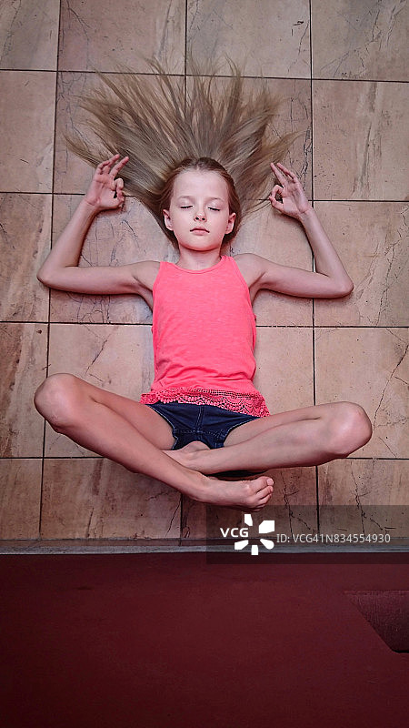 做冥想瑜伽姿势的悬浮女孩图片素材
