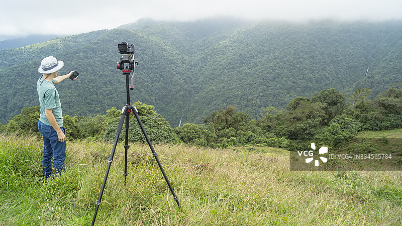 年轻男人在自然环境中自拍图片素材