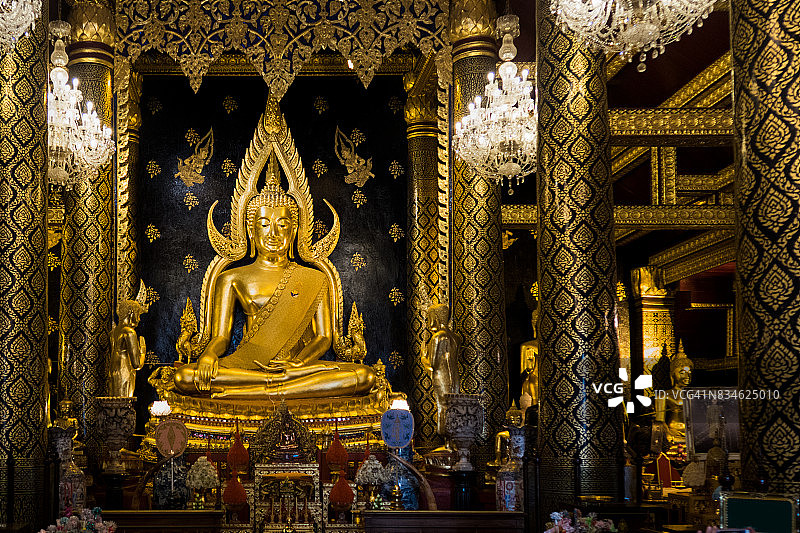 泰国佛教寺庙里的金色佛像图片素材