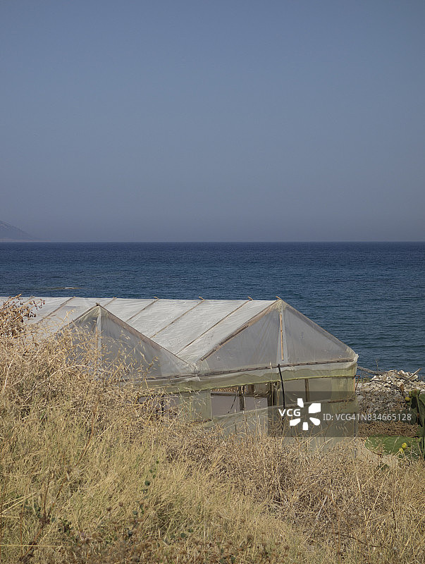 希腊罗德岛农业耕作场景，塑料温室图片素材