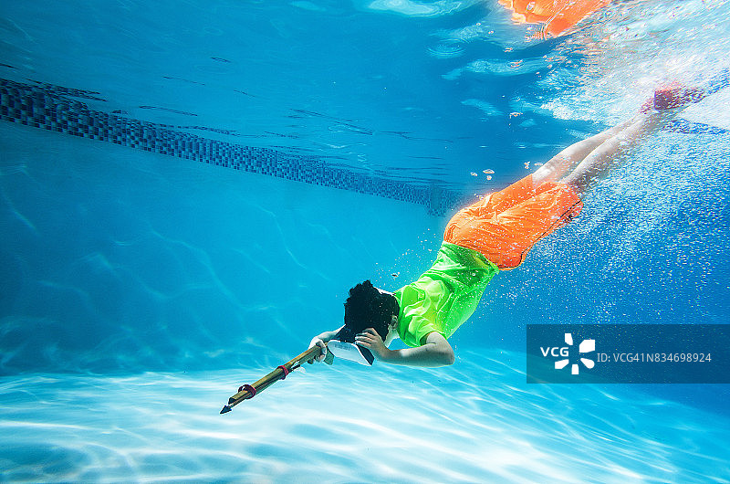 儿童在泳池边使用VR眼镜图片素材