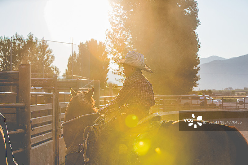 在竞技场骑马的可爱小男孩图片素材