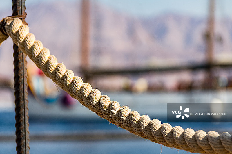 红海背景下的帆船缆绳图片素材