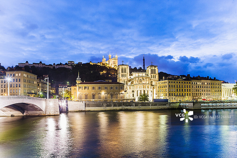 索恩河与里昂老城及里昂圣让主教座堂图片素材