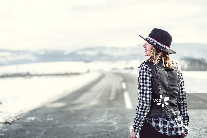 拿着烧瓶的时尚女孩图片素材