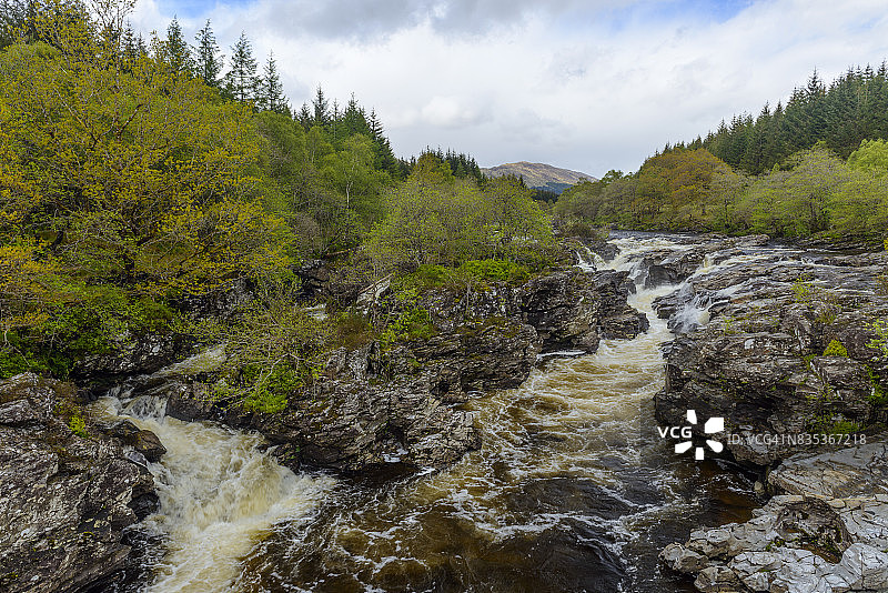 苏格兰高地春季山涧：厄斯乌尔凯德瀑布图片素材
