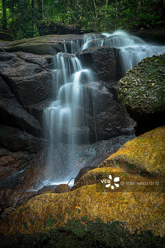 雪兰莪州安邦瀑布的涓涓细流、凉爽空气和绿色景观图片素材