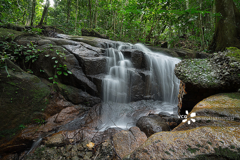 雪兰莪州安邦瀑布的涓涓细流、凉爽空气和绿色景观图片素材