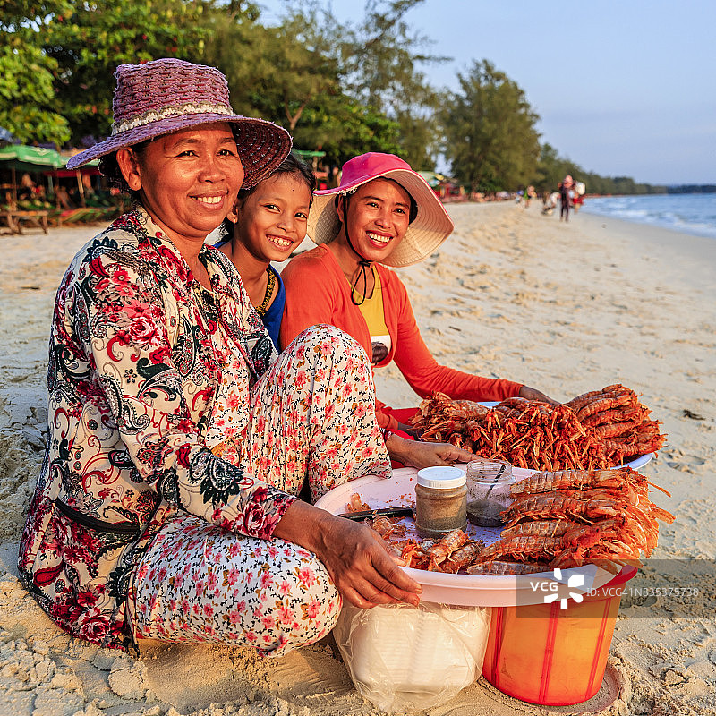 柬埔寨西哈努克市海滩上出售新鲜龙虾的柬埔寨妇女图片素材