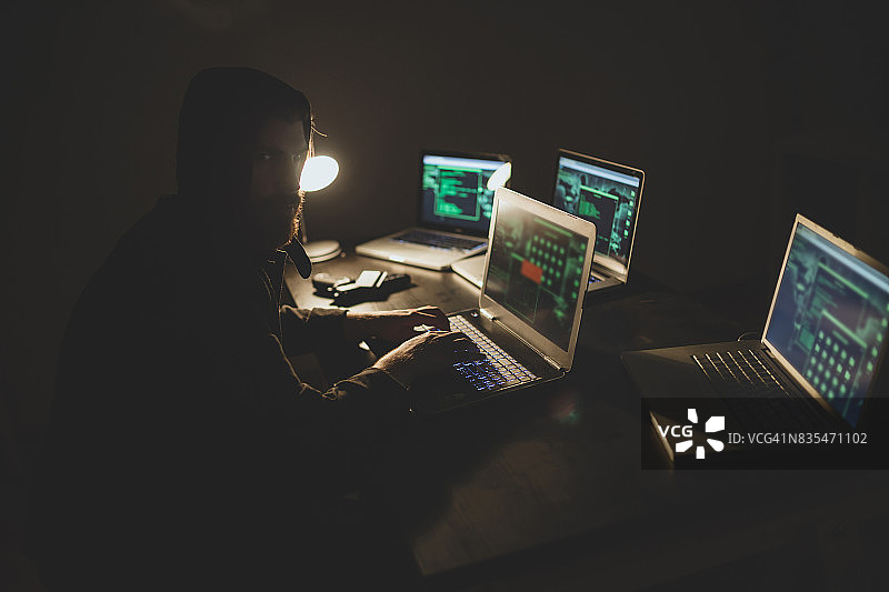 黑客使用笔记本电脑窃取信息图片素材
