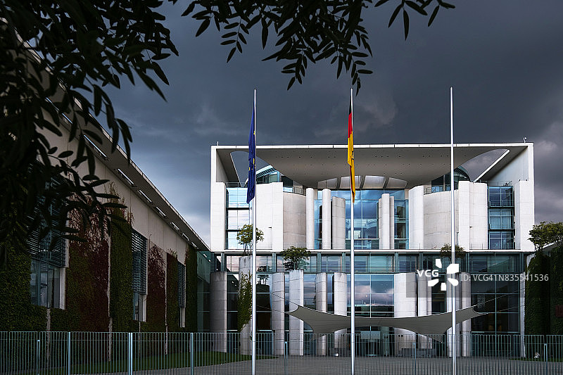 德国柏林被树木环绕的联邦总理府图片素材