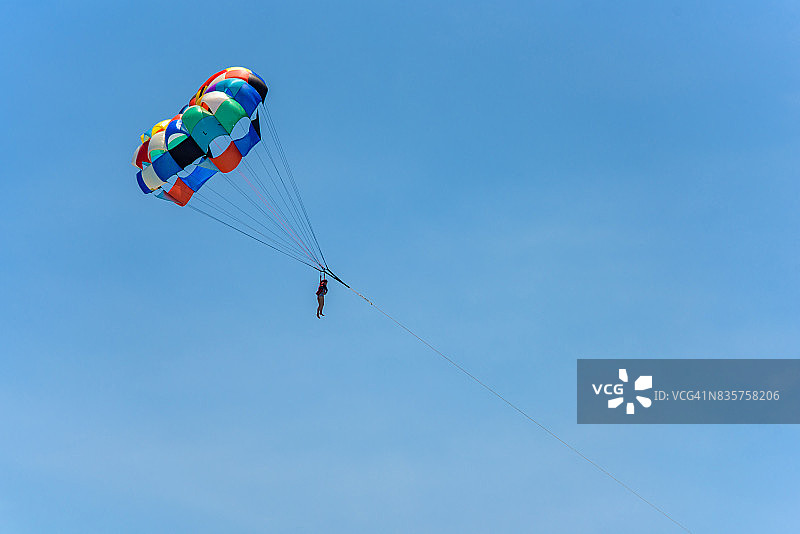 深蓝色天空下的滑翔伞图片素材