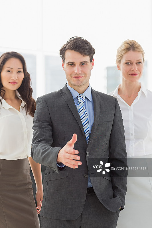 商人向他的团队伸出手图片素材