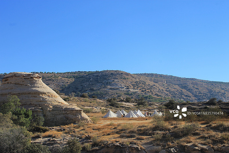 达纳自然保护区-Rummanah营地圆锥形帐篷图片素材