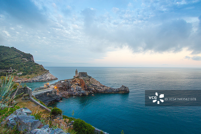 韦内雷港五渔村圣彼得教堂景观图片素材
