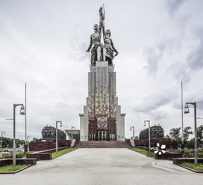 工人和集体农庄女庄员雕塑景观图片素材