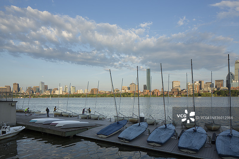 麻省理工学院云层下的天际线图片素材