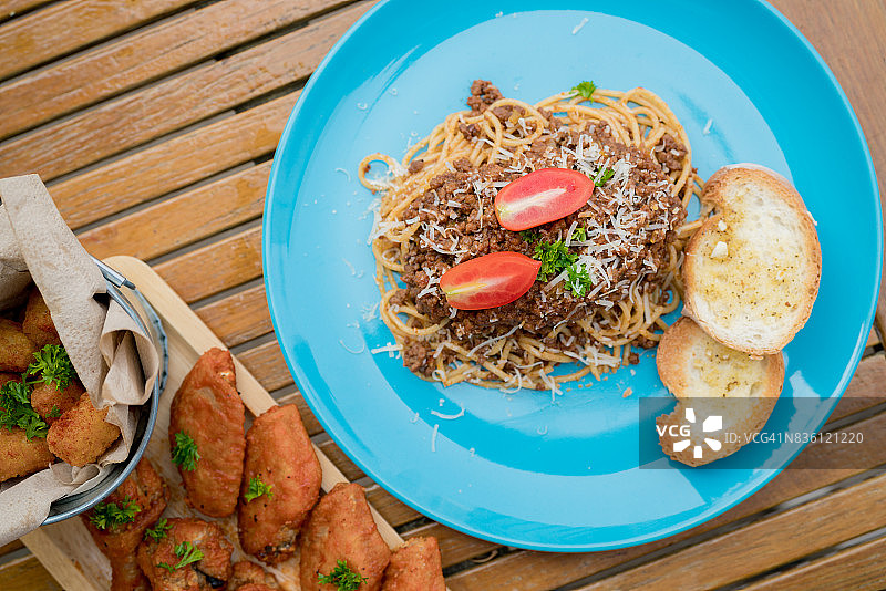 香辣牛肉酱意面配蒜香面包图片素材