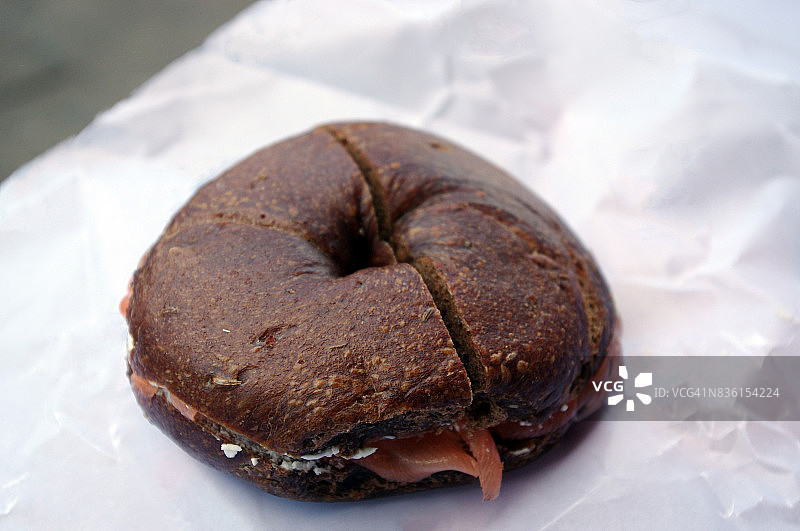 烟熏三文鱼和奶油奶酪黑麦贝果图片素材