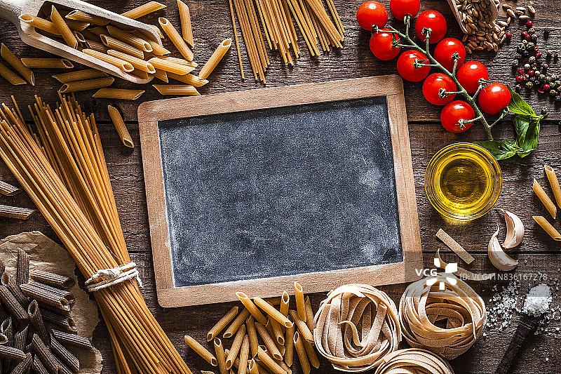 乡村木桌上的全麦面食图片素材