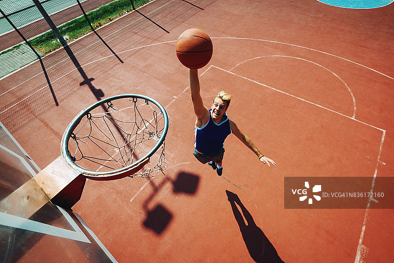 露天球场上的灌篮图片素材