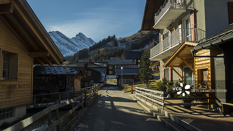 雪山少女峰山脉覆盖的米伦村庄美景图片素材