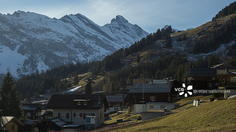 雪山少女峰山脉覆盖的米伦村庄美景图片素材