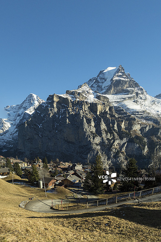 雪山少女峰山脉覆盖的米伦村庄美景图片素材