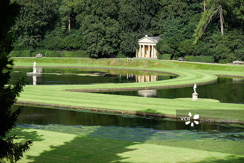 英国约克郡方庭修道院图片素材