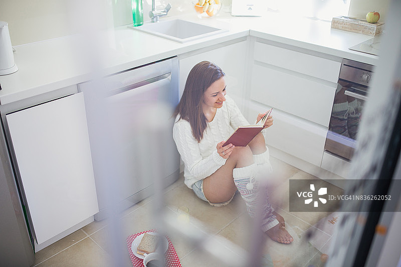 阅读书籍的微笑女人图片素材