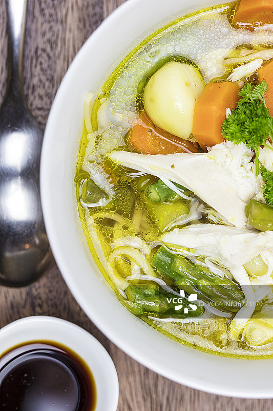 鸡肉蔬菜汤面图片素材