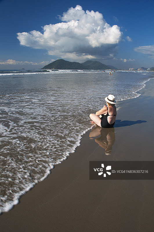 年长的女人坐在海边图片素材