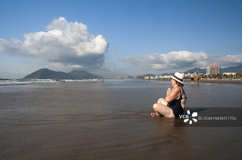 年长的女人坐在海边图片素材