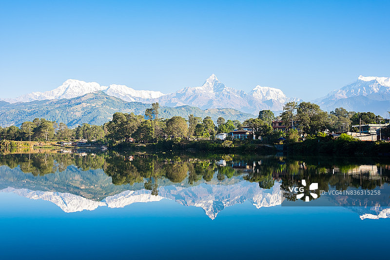 位于尼泊尔博卡拉的Phewa湖，以喜马拉雅山脉为背景，包括Machhapuchhre和Annapurna图片素材