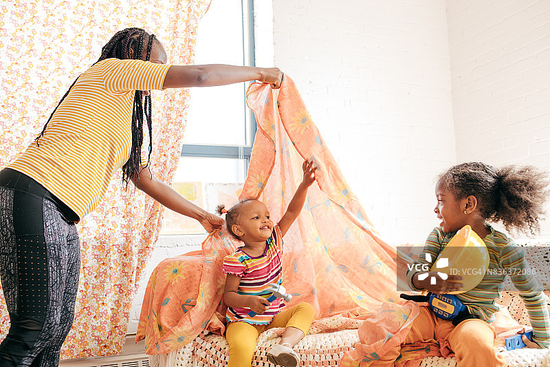 玩捉迷藏的女孩图片素材