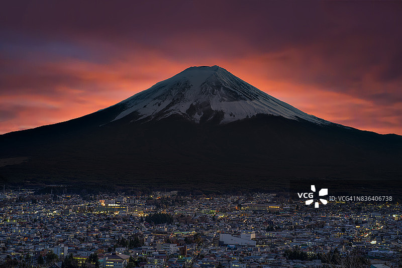 日落时分的富士山与富士吉田市图片素材