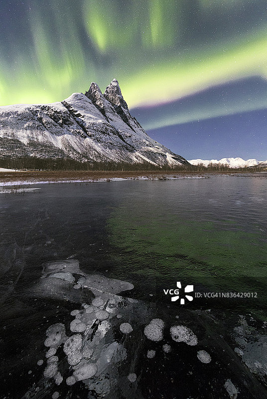挪威吕根阿尔卑斯山的冰泡和北极光图片素材