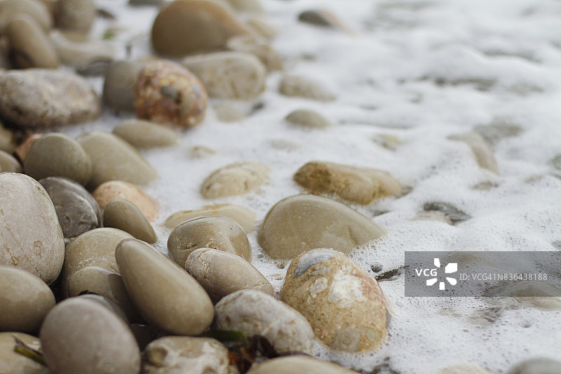 海滩上的鹅卵石特写图片素材