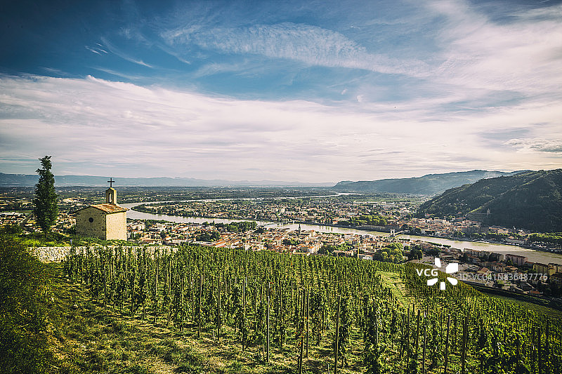 坦埃尔米塔日山丘上拉夏贝尔附近的葡萄园和罗纳河图片素材